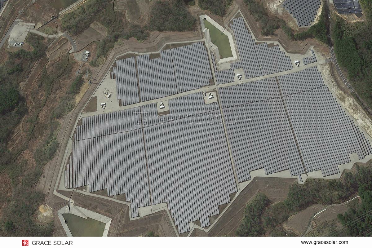 Sistema Grace Solar instalado en techo de zinc en favela brasileña